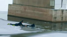 Passer-by risks life to haul boy from frozen river in northern China