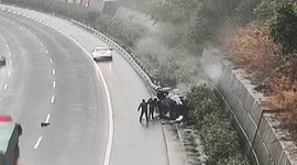 Motorists rescue people trapped in car after dangerous crash on Chinese highway