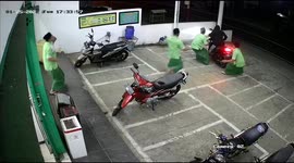 Aksi Heroik Empat Orang Santri Gagalkan Aksi Pencurian Sepeda Motor di Pasuruan Terekam CCTV