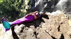 Sereia é encontrada em uma Cachoeira se refrescando no Parque da Ferradura em Canela - RS Brasil