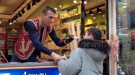 Turkish ice cream vendor puts on hilarious show in Istanbul