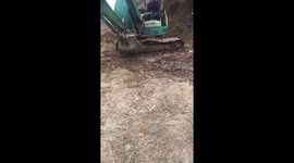 The excavator driver used a bucket to assemble the broken excavator chain
