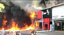 Raging fire consumes a commercial establishment in Venezuela