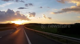 Rodovia Ayrton Senna no Brasil em São Paulo - SP com um lindo pôr do sol