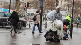 Strange man all dressed in plastic (all year long, rain or sun) and wearing plastic boxes wanders the streets of Paris, walking as a Yeti. 1feb2022. #PlasticMan