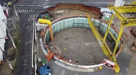 Crater in subway construction blocks part of Marginal Tietê in São Paulo, Brazil