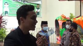This Indonesian magician shows vaccination isn't so bad with 'puncturing note' trick