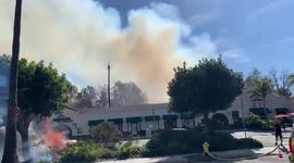 Vegetation fire threatens buildings in Ventura, California