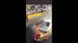 firefighters are burned while trying to control fire Venezuela