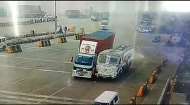 Man cleaning vehicle has close call as passing truck comes mightily close to crushing him