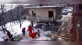 孩子院子里玩雪时 屋顶积雪突然成片砸下
