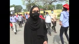 Lone hijab-wearing Muslim girl braves heckling from far-right Hindu mob in college