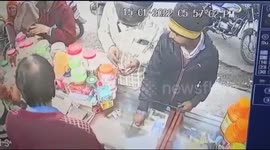 Brazen thief steals mobile phone right under the nose of unsuspecting victim in central India
