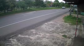 Quick-thinking truck performs handbrake turn to avoid hitting clumsy motorcycle rider