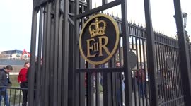 The moment the Tower of London re-opens after gun salute to commemorate HM The Queens accession to the throne