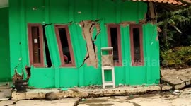 Indonesian landslip destroys nearly 100 houses, making families homeless
