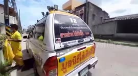 Large monitor lizard invades family's home in Thailand