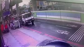 Crane boom collapses while loading a truck in Taiwan
