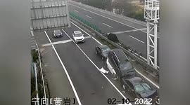 Multiple vehicles involved in dramatic pile-up on Chinese highway
