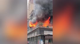 Passing sprinkler truck extinguishes huge fire bursting out of flat in China