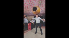 Vietnamese performer balances 80-kilogram vase on his head for 2 minutes