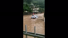 TEMPESTADE TROPICAL ARRASTA CARROS PELAS RUAS DE PETRÓPOLIS NO RIO DE JANEIRO