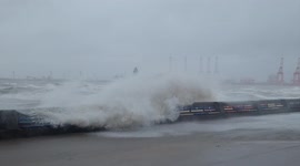 Large waves from Storm Eunice hammer New Brighton promenade in UK