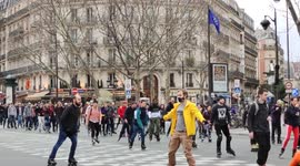 Huge procession of rollerbladers roll down Paris' Boulevard Saint-Germain