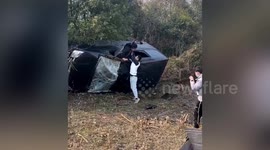 Armed police officer risks his life to rescue people trapped in car in China