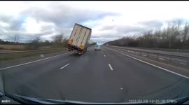 Terrifying footage of truck overturning just after a van passes it during Storm Eunice near Oxford, UK