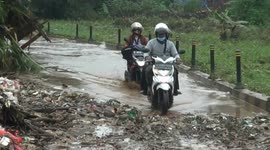 HUJAN DERAS SEBABKAN BANJIR HINGGA PULUHAN KUBIK SAMPAH RUMAH TANGGA TUTUPI DISUNGAI