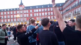 Celebraciones de seguidores del manchester united antes del partido contra el Atlético de Madrid