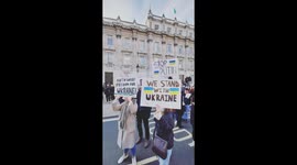 Ukraine dem9nstrators in London