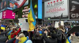 New York: Anti-Putin demonstrators rally with Ukrainian flags in Times Square