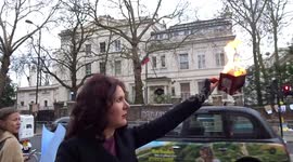 Russian citizen BURNS passport amid pro-Ukraine rally outside of London's Russian embassy
