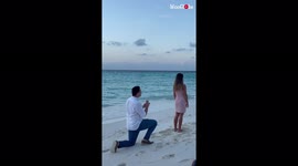 'Man surprises girlfriend with a romantic beach proposal during trip to the Maldives '