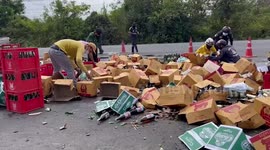 Hundreds of bottles of beer spill from truck while making u-turn in Thailand