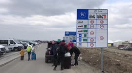 A mother with a child walks into Poland from Ukraine