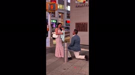 'Man surprises girlfriend with EPIC billboard proposal in Manhattan, NYC'