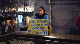Ukrainian singing national anthem