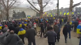 Dozens of brave Ukrainians rally in Kherson against Russian invaders