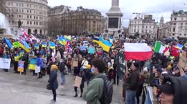 Pro-Ukraine protesters demand that dirty Russian money is used to help Ukraine - Trafalgar Square