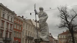 Ukrainian authorities wrap statues in plastic ahead of Russian advance