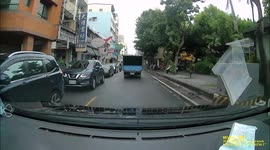 ACCIDENT / FAIL: Moped rider rear-ends a car and then almost gets run over by a truck (Dashcam Video)
