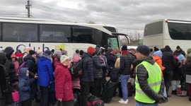 Ukrainian refugees make long lines at border crossing with Poland