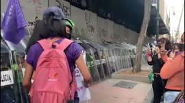 Mexico: Warm Hugs For Police During International Women’s Day Protest