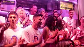 Eduardo Navarrete saca a desfilar su nueva colección de baño en el mercado de la cebada