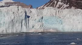 Huge iceberg breaking off glacier in Norway (Svalbard)