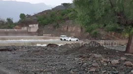 Rapid flash floods cause parked vehicles to flee in Southern Saudi Arabia