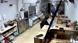 Delivery man accidentally smashes through restaurant's glass door in China